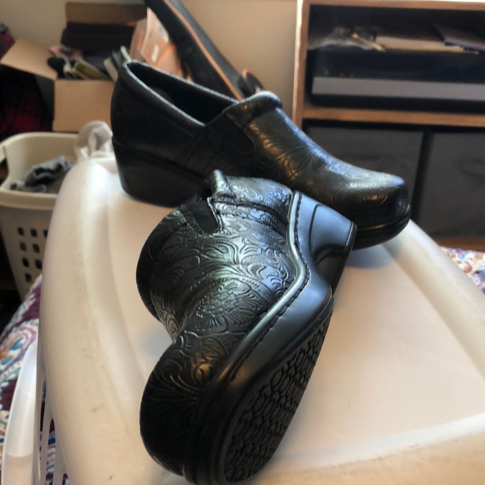 These shoes r Yuu brand,size 9